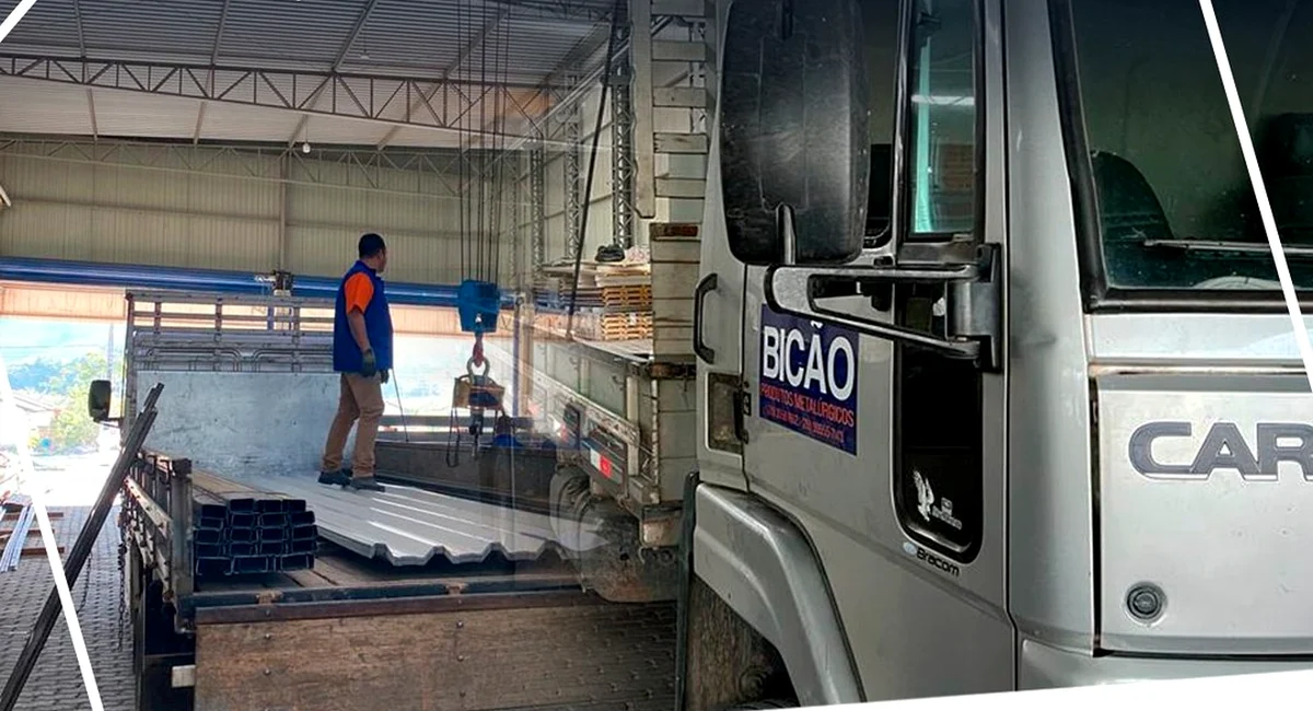 Caminhão da Bicão em operação de entrega